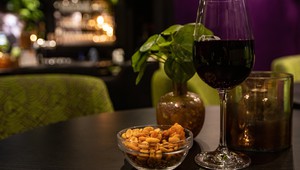 Cocktailnüsse und ein glas rotwein